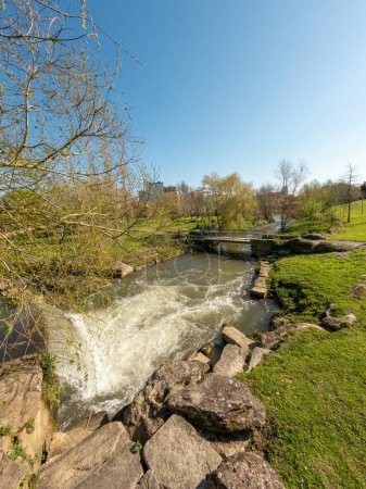 Wasserfall am Fluss Caster im Stadtpark von Ovar.