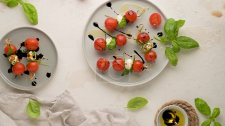 Foto de Aperitivo saludable - ensalada caprese con tomate y mozzarella, comida italiana de dieta mediterránea con aderezo de aceite de oliva, concepto de pérdida de peso - Imagen libre de derechos