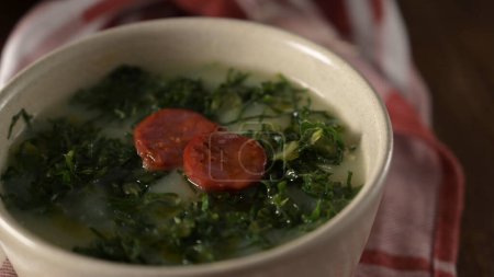 Caldo verde soupe populaire dans la cuisine portugaise. Les ingrédients traditionnels du caldo verde sont les pommes de terre, les légumes verts, l'huile d'olive et le sel. De plus, de l'ail ou de l'oignon peuvent être ajoutés.