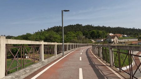 Point de vue prise de vue d'un vélo à Vouzela, Portugal. Avec une vue large sur la piste cyclable et le paysage naturel.