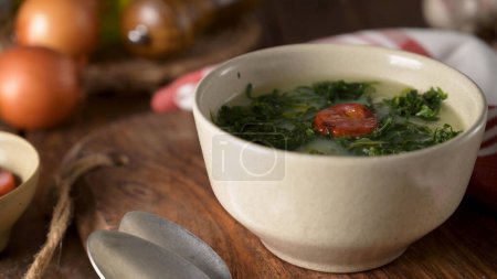 Caldo verde beliebte Suppe in der portugiesischen Küche. Traditionelle Zutaten für Caldo Verde sind Kartoffeln, Krautgemüse, Olivenöl und Salz. Zusätzlich können Knoblauch oder Zwiebeln hinzugefügt werden.