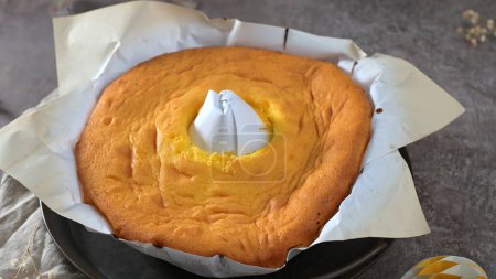 Ein goldbrauner Kuchen frisch aus dem Ofen, ein Zeugnis kulinarischer Kunstfertigkeit.