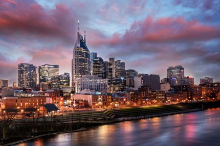 Foto de Nashville, Tennessee - January 19, 2023:  Sunset skyline view of Nashville Tennessee along the river - Imagen libre de derechos