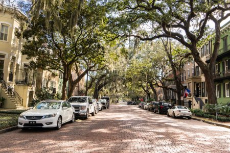 Foto de Savannah, Georgia - 19 de febrero de 2023: Vista de Jones Street en el distrito histórico de Savannah Georgia. - Imagen libre de derechos