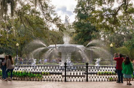 Foto de Savannah, Georgia - 19 de febrero de 2023: Vista del histórico Forsyth Park en Savannah con fuente y gente a la vista. - Imagen libre de derechos