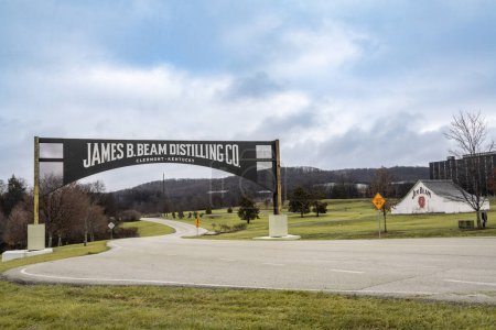 Foto de Clermont, Kentucky - 26 de enero de 2024: Vista desde el hito histórico Jim Beam alias James B. Beam Bourbon Distillery and Homestead along the Kentucky Bourbon Trail - Imagen libre de derechos