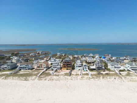 Blick auf Luxushäuser am Strand in den Hamptons Long Island New York