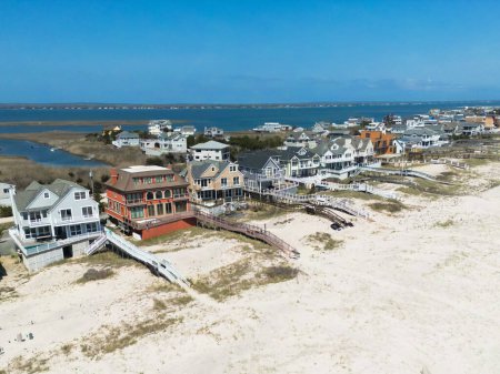 vista de casas de lujo a lo largo de la playa en Hamptons Long Island Nueva York