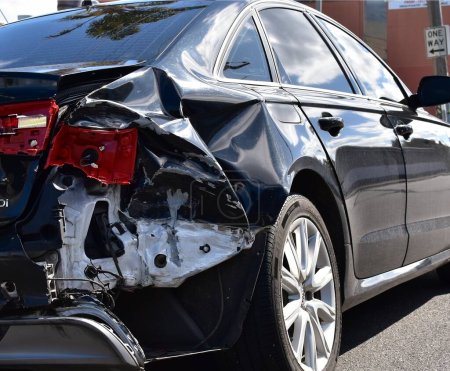 Foto de Un coche con luz trasera, parachoques y daños en el panel de auto de un accidente; listo para reparación. - Imagen libre de derechos