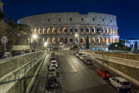 Téléchargez les photos : Rome, Italie - 03 oct. 2018 : La nuit vue sur le Colisée depuis la Via degli Annibaldi, Rome. - en image libre de droit