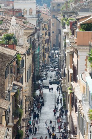 Téléchargez les photos : Rome, Italie - 04 oct. 2018 : Les touristes se rassemblent et marchent dans la rue Via dei Condotti, Rome - en image libre de droit