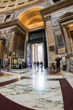 Téléchargez les photos : Rome, Italie - 05 oct. 2018 : Des touristes visitent l'intérieur du Panthéon - en image libre de droit