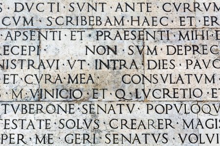 Foto de Roma, Italia - 04 de octubre de 2018: La copia fascista de la Res Gestae Divi Augusti, colocada en la parte posterior del Museo dell 'Ara Pacis - Imagen libre de derechos