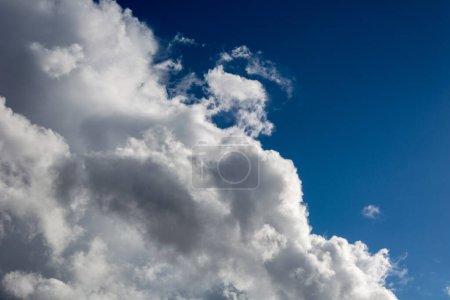 Téléchargez les photos : Ciel et nuages en relief comme arrière-plan. - en image libre de droit