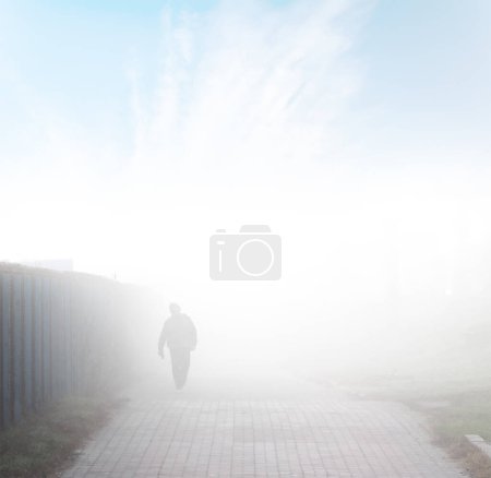Foto de Unidentifiable figures of people in heavy fog - Imagen libre de derechos