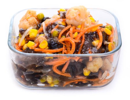 Téléchargez les photos : Salade de légumes rôtis et marinés avec câpres et olives dans un bol en verre - en image libre de droit