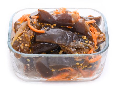 Téléchargez les photos : Salade de légumes rôtis et marinés avec carotte dans un bol en verre - en image libre de droit