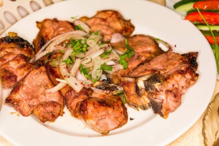 Téléchargez les photos : Kebab, brochettes, barbecue, viandes et légumes grillés - en image libre de droit