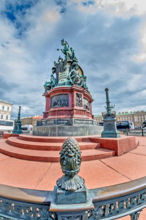 Téléchargez les photos : ST. PETERSBURG, RUSSIA - MAY 29, 2017: The Monument to Nicholas I  is a bronze equestrian monument on St Isaac's Square  Created by French sculptor Auguste de Montferrand and unveiled on July 7 , 1859. - en image libre de droit