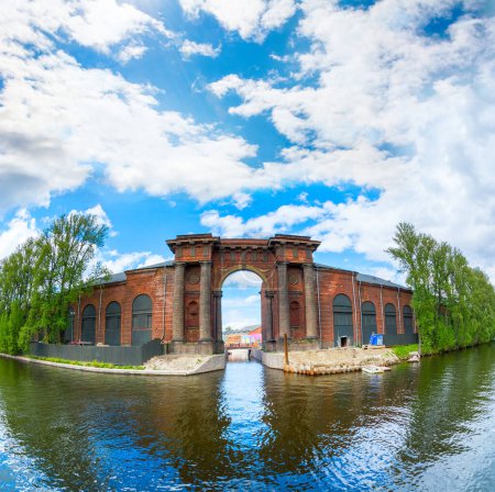 Téléchargez les photos : ST. PETERSBURG, RUSSIA - MAY 29, 2017: New Holland Island is a historic triangular artificial island , was created in 1719. The island was originally built for timber storage. Peter the Great create a naval port. - en image libre de droit