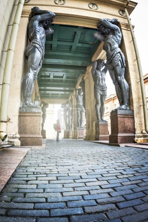 Téléchargez les photos : ST PETERSBURG, RUSSIE - 29 MAI 2017 : Le portique du Nouvel Ermitage est orné de 10 figures des Atlantes par le sculpteur A. I. Terebenev. L'Ermitage Atlantes est l'un des symboles de Saint-Pétersbourg - en image libre de droit