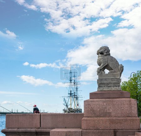 Téléchargez les photos : ST. PETERSBURG, RUSSIA - MAY 30, 2017: Pair of granite mythological guardian lions installed on Petrovskaya Embankment in St. Petersburg, Shi-tzu from the city of Jilin in Manchuria was transported to St. Petersburg in 1907. Gift of the general from - en image libre de droit