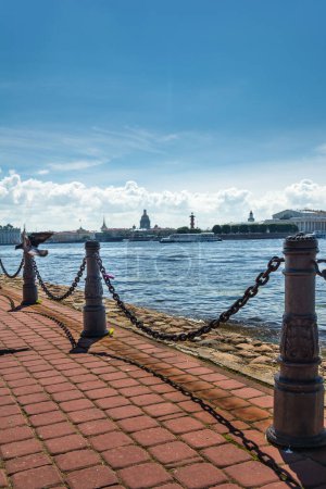 Téléchargez les photos : ST. PETERSBURG, RUSSIA - JULY 11, 2016: Neva embankment, St. Petersburg, Russia - en image libre de droit