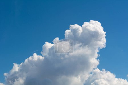 Téléchargez les photos : Sample cumulus clouds as a background - en image libre de droit