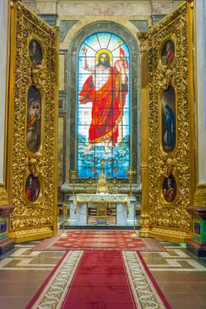 Téléchargez les photos : ST. PETERSBURG, RUSSIE - 30 MAI 2017 : Des icônes sacrées encadrent l'autel et le trône de la cathédrale Saint-Isaac - en image libre de droit