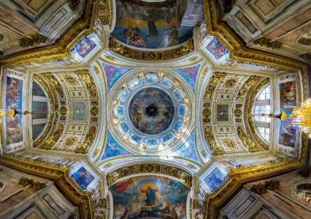 Téléchargez les photos : ST. PETERSBURG, RUSSIA - MAY 30, 2017: St. Isaac's Cathedral, Interior , murals of the vaults - en image libre de droit