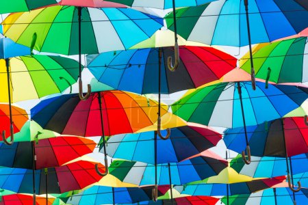 Téléchargez les photos : Parapluies colorés lumineux comme un fond joyeux - en image libre de droit