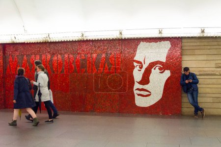 Foto de ST. PETERSBURG, RUSIA - 31 DE MAYO DE 2017: La gente pasa por alto el retrato del famoso poeta Mayakovsky, estación de metro Mayakovskaya, San Petersburgo, Rusia - Imagen libre de derechos
