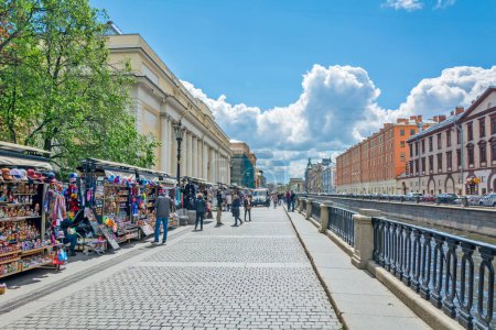 Téléchargez les photos : ST. PETERSBURG, RUSSIA - JUNE 01, 2017: Souvenir Stalls on Griboedov Embankment in St. Petersburg, Russia - en image libre de droit