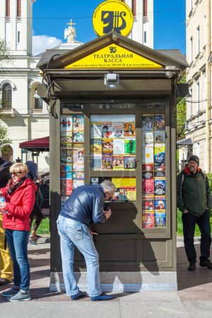 Foto de ST. PETERSBURG, RUSSIA - JUNE 01, 2017: Theater box office, kiosk, theater posters - Imagen libre de derechos