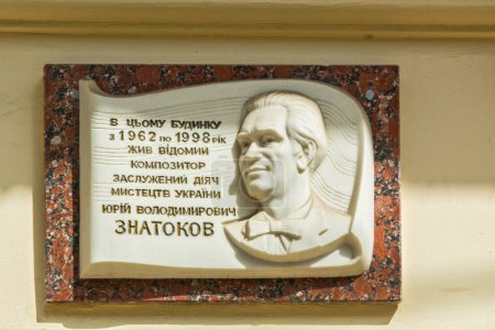 Téléchargez les photos : Odessa, Ukraine - APR 29, 2019: Yuri Vladimirovich Znatokov, a famous Ukrainian composer lived in this house. Commemorative plaque on a building in Odessa, Ukraine - en image libre de droit