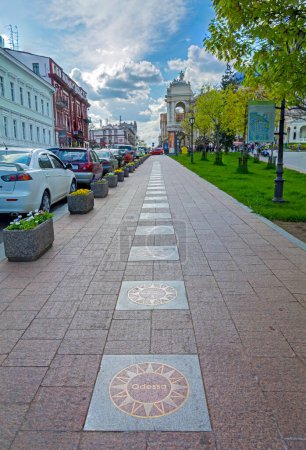 Téléchargez les photos : ODESSA, UKRAINE - APR 29, 2019: Alley of famous Odessites on Lanzheronovskaya street, Odessa, Ukraine - en image libre de droit