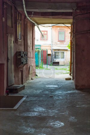 Téléchargez les photos : Odessa, Ukraine - APR 29, 2019:Typical Odessa municipal courtyard: communal apartments, mud, abandonment - en image libre de droit