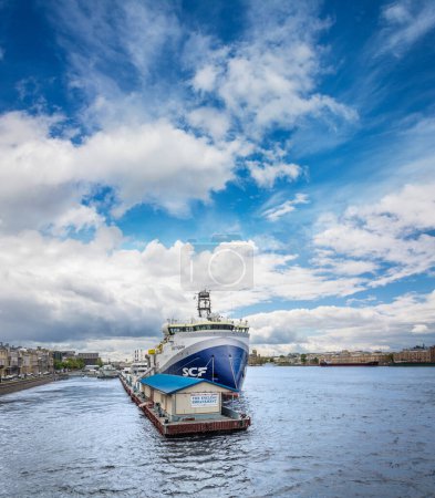 Téléchargez les photos : ST. PETERSBURG, RUSSIA - JUNE 03, 2017: Embankment pier with a moored ship in St. Petersburg - en image libre de droit