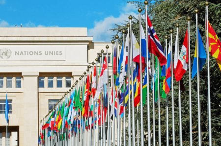 Flaggen vor dem Eingang des Palais der Vereinten Nationen in Genf Schweiz in Großaufnahme. 