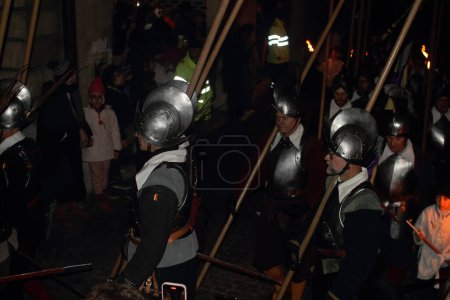 Foto de GINEBRA; SUIZA-DICIEMBRE 10: Escuadrón de soldados de a pie armados con lanzas en la calle Ginebra participan en la fiesta de Escalade 10 de diciembre de 2023 en Ginebra, Suiza. - Imagen libre de derechos
