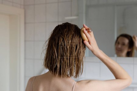 Téléchargez les photos : Woman makes a head self massage for hair growth. - en image libre de droit