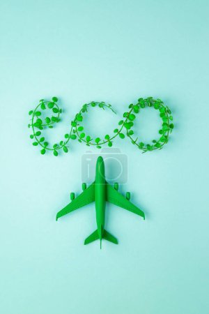 Foto de Eco vuelo de aviación - avión verde. Concepto de sostenibilidad. - Imagen libre de derechos