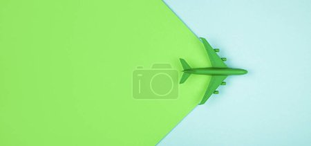 Nachhaltiges Luftfahrtkonzept - grünes Flugzeug. Bannerbild, Kopierraum.