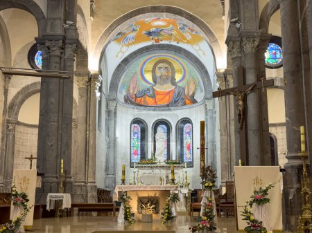 Foto de Interior de Nuestra Señora de La Salette. Santuario Notre-Dame de La Salette, Francia - Imagen libre de derechos