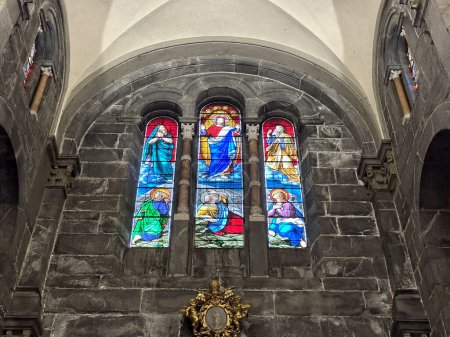 Foto de Interior de Nuestra Señora de La Salette. Santuario Notre-Dame de La Salette, Francia - Imagen libre de derechos