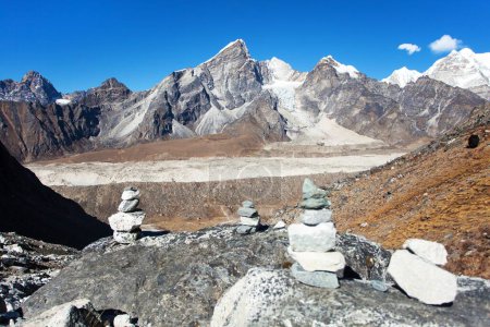 Foto de Glaciar Khumbu y pico Lobuche desde Kongma la pass con pirámides de piedra, caminata de tres pasos, montaña Himalaya Nepal - Imagen libre de derechos