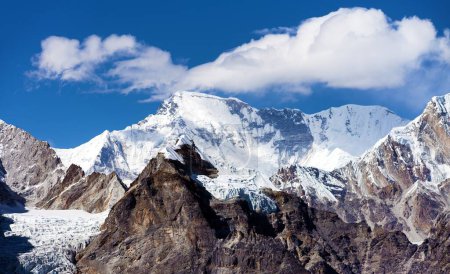 Foto de Vista del monte Cho Oyu desde el paso de Kongma La, valle de Khumbu, Solukhumbu, parque nacional Sagarmatha, montañas del Himalaya de Nepal - Imagen libre de derechos