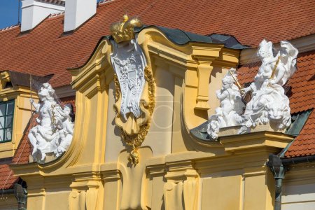 Foto de Castillo barroco en la ciudad de Valtice, hermosas estatuas en la fachada, Lednice y Valtice área, Moravia del Sur, República Checa - Imagen libre de derechos
