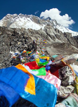 Foto de Vista del pico Lhotse con banderas de oración desde el paso Kongma La, camino al campamento base del Everest y tres pasos de caminata, montañas Nepal Nimalayas - Imagen libre de derechos