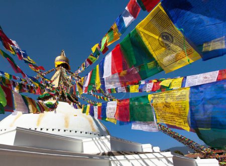 Foto de Boudha, bodhnath o Boudhanath stupa con banderas de oración, la estupa budista más grande de la ciudad de Katmandú, budismo en Nepal - Imagen libre de derechos